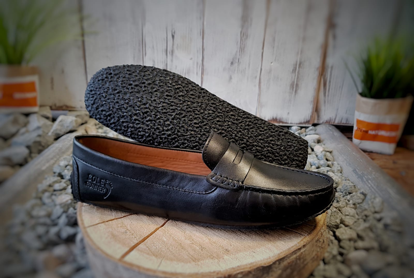 Barfußschuh Slipper, geschlossene Zehen und geschlossener Fersenbereich, ohne Verschluss, flexible Sohle, als Paar, schräge Vorderansicht