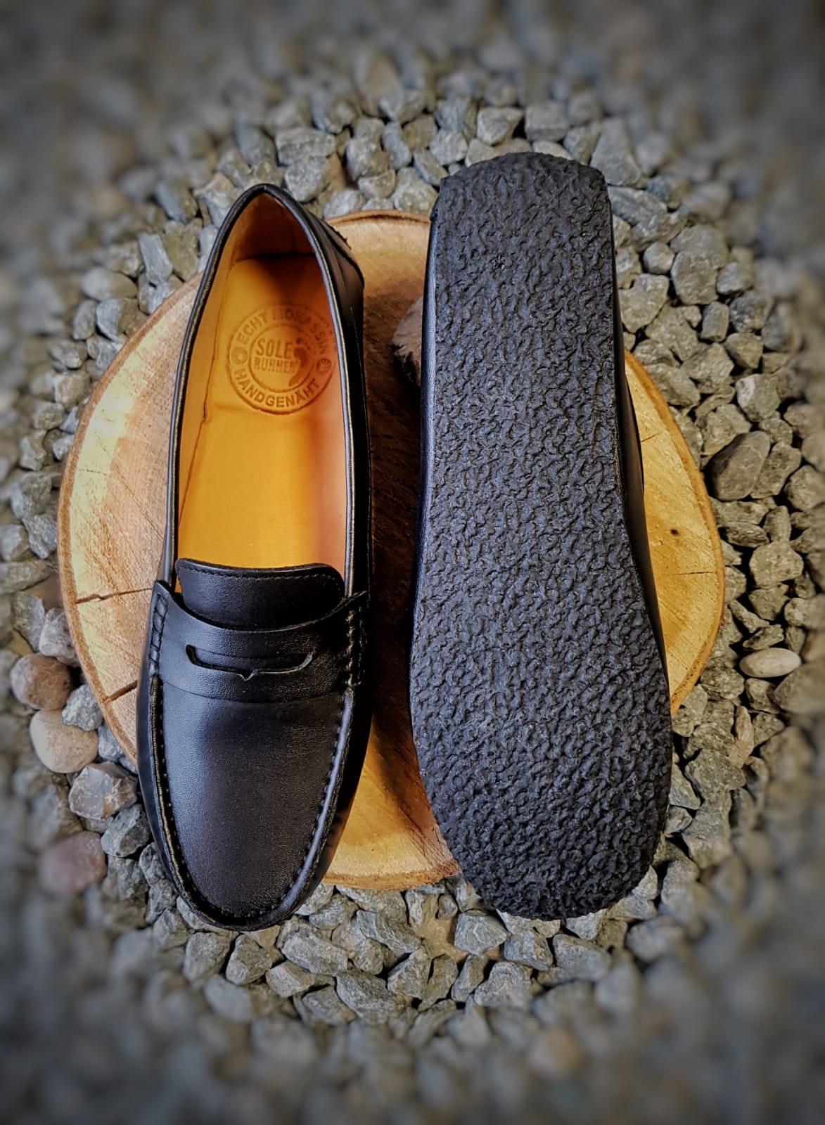 Barfußschuh Slipper, geschlossene Zehen und geschlossener Fersenbereich, ohne Verschluss, strukturierte Sohle, als Paar, Ansicht von unten