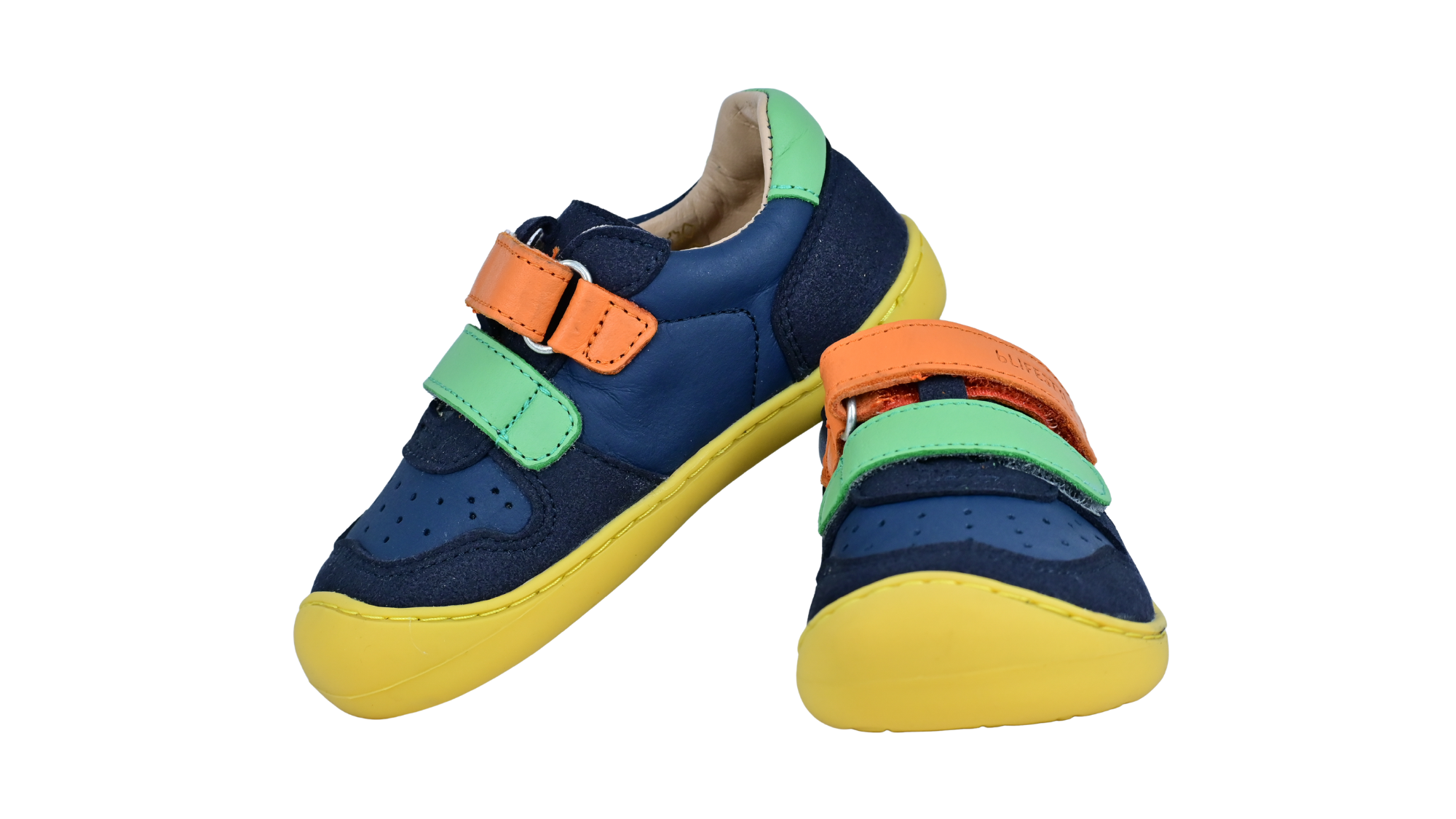 Barfußschuhe als Paar mit zwei Klettverschlüssen, breite Zehenbox, schräge Vorderansicht