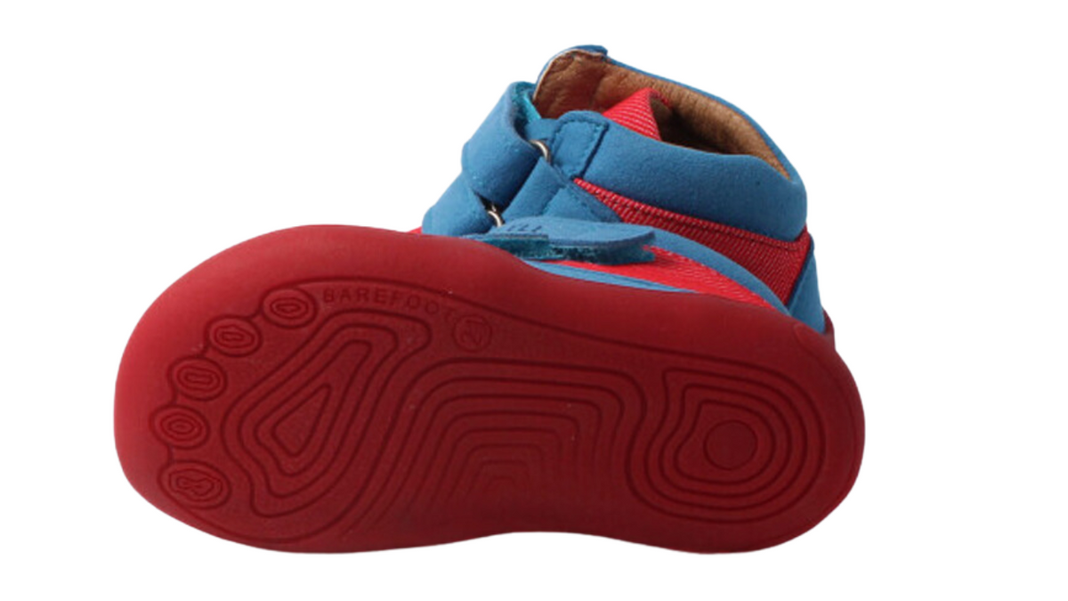 Knöchelhoher Barfußschuh für Kinder mit breiter Zehenbox, flexible Sohle, geschlossene Zehen, geschlossener Fersenbereich, Ansicht von unten