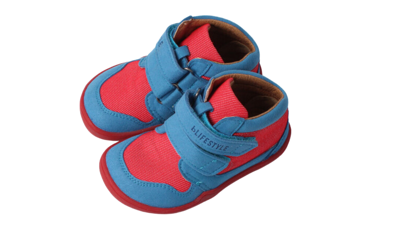 Knöchelhoher Barfußschuh für Kinder mit breiter Zehenbox, Klettverschluss, geschlossenen Zehen, geschlossenem Fersenbereich, schräge Vorderansicht als Paar