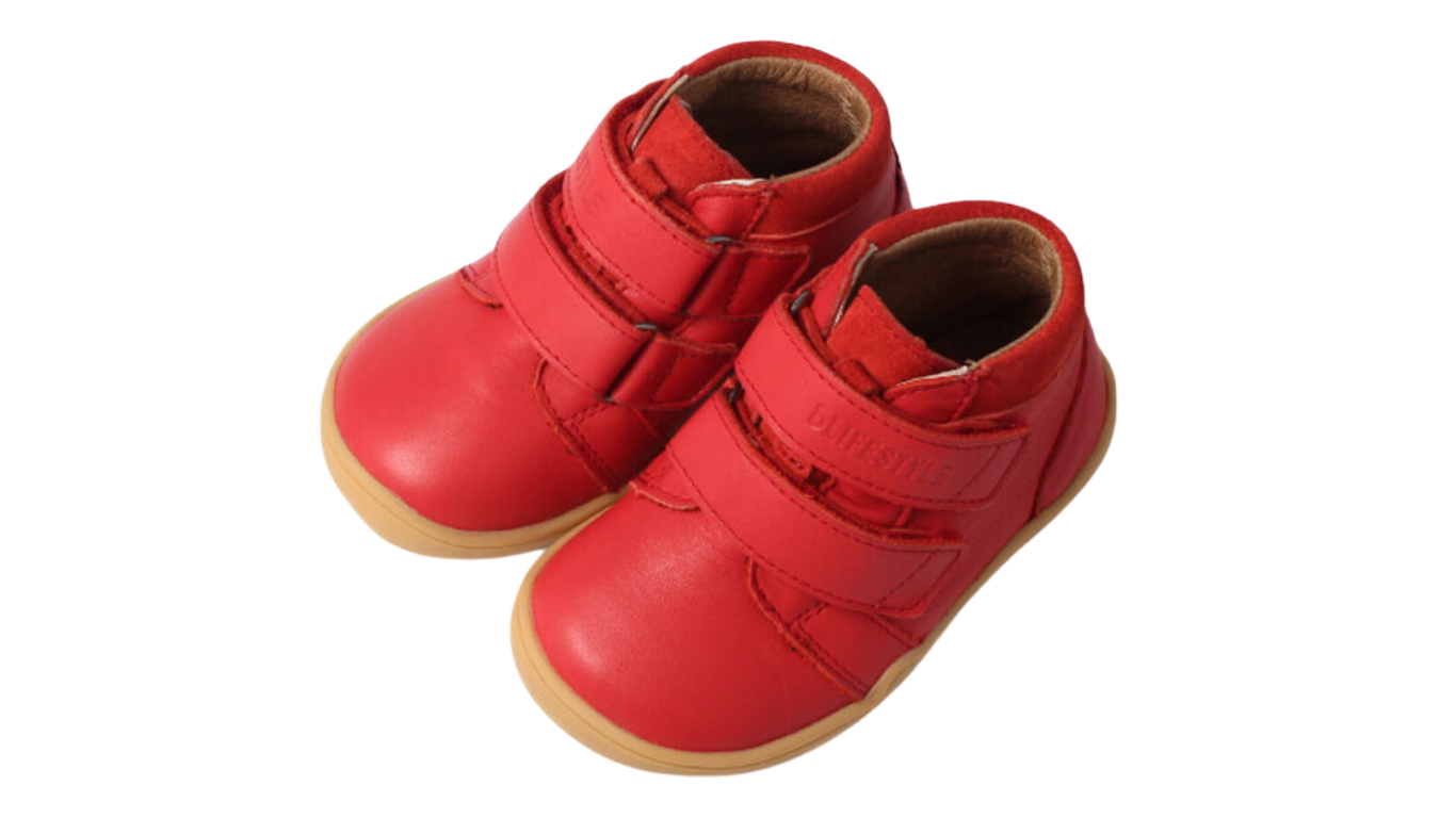 Knöchelhoher Barfußschuh für Kinder mit breiter Zehenbox, Klettverschluss, geschlossenen Zehen, geschlossenem Fersenbereich, schräge Vorderansicht als Paar