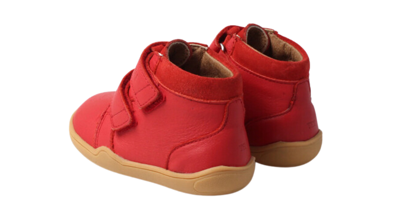 Knöchelhoher Barfußschuh für Kinder mit breiter Zehenbox, Klettverschluss, geschlossenen Zehen, geschlossenem Fersenbereich, Rückansicht schräg