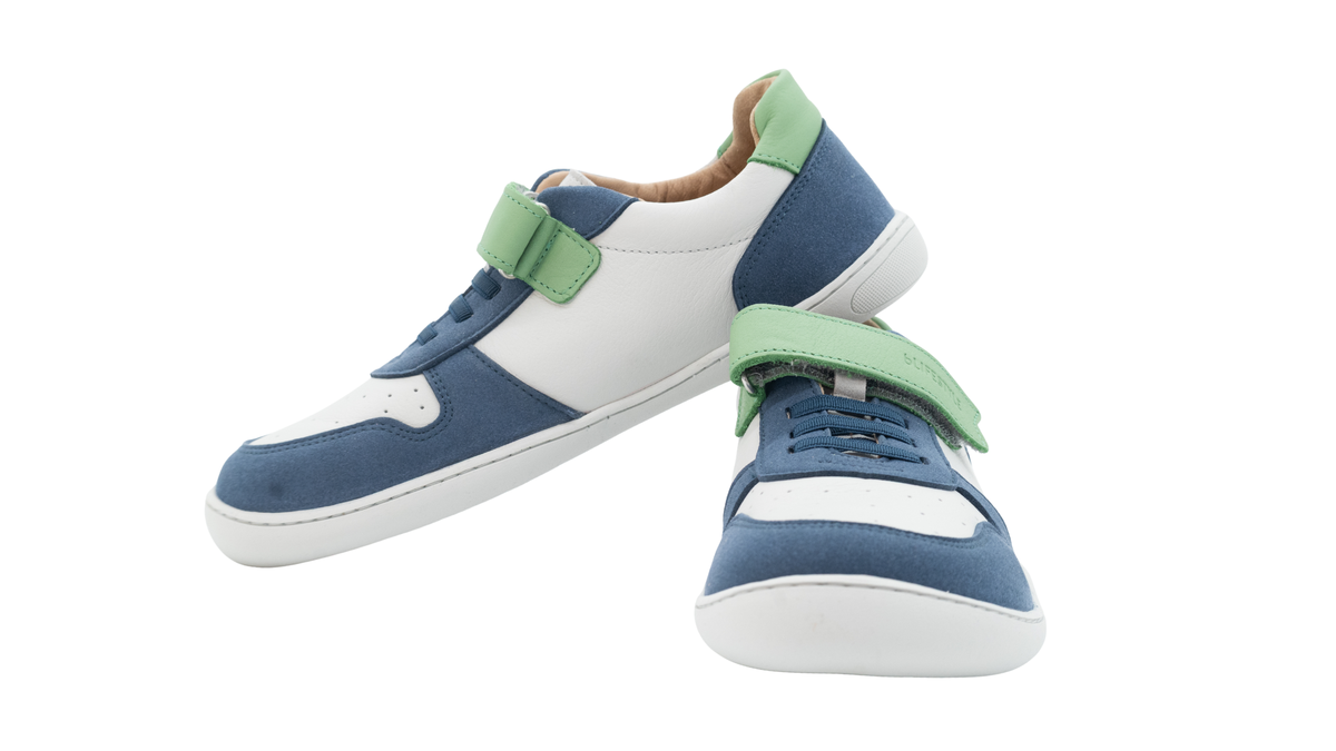 Barfußschuhe als Paar mit Klettverschluss und Schnürung, breite Zehenbox, schräge Vorderansicht