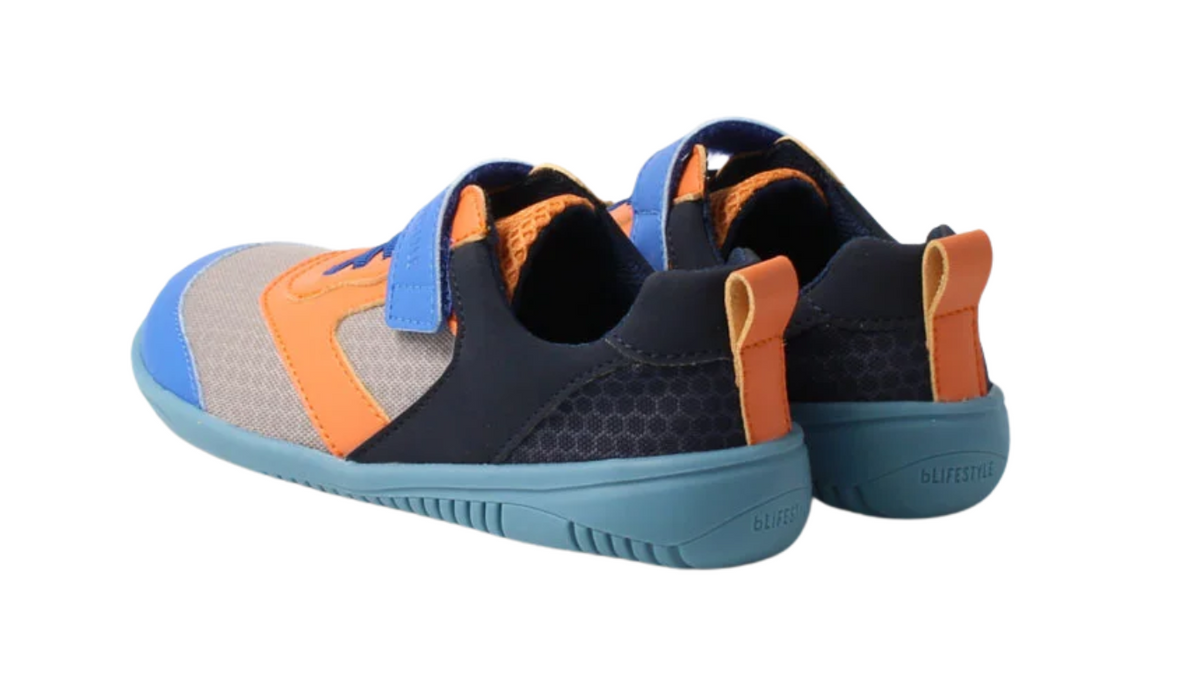 Kinder Barfußhalbschuh als Paar mit geschlossener Ferse, Klettverschluss und Schnürung, schräge Rückansicht.