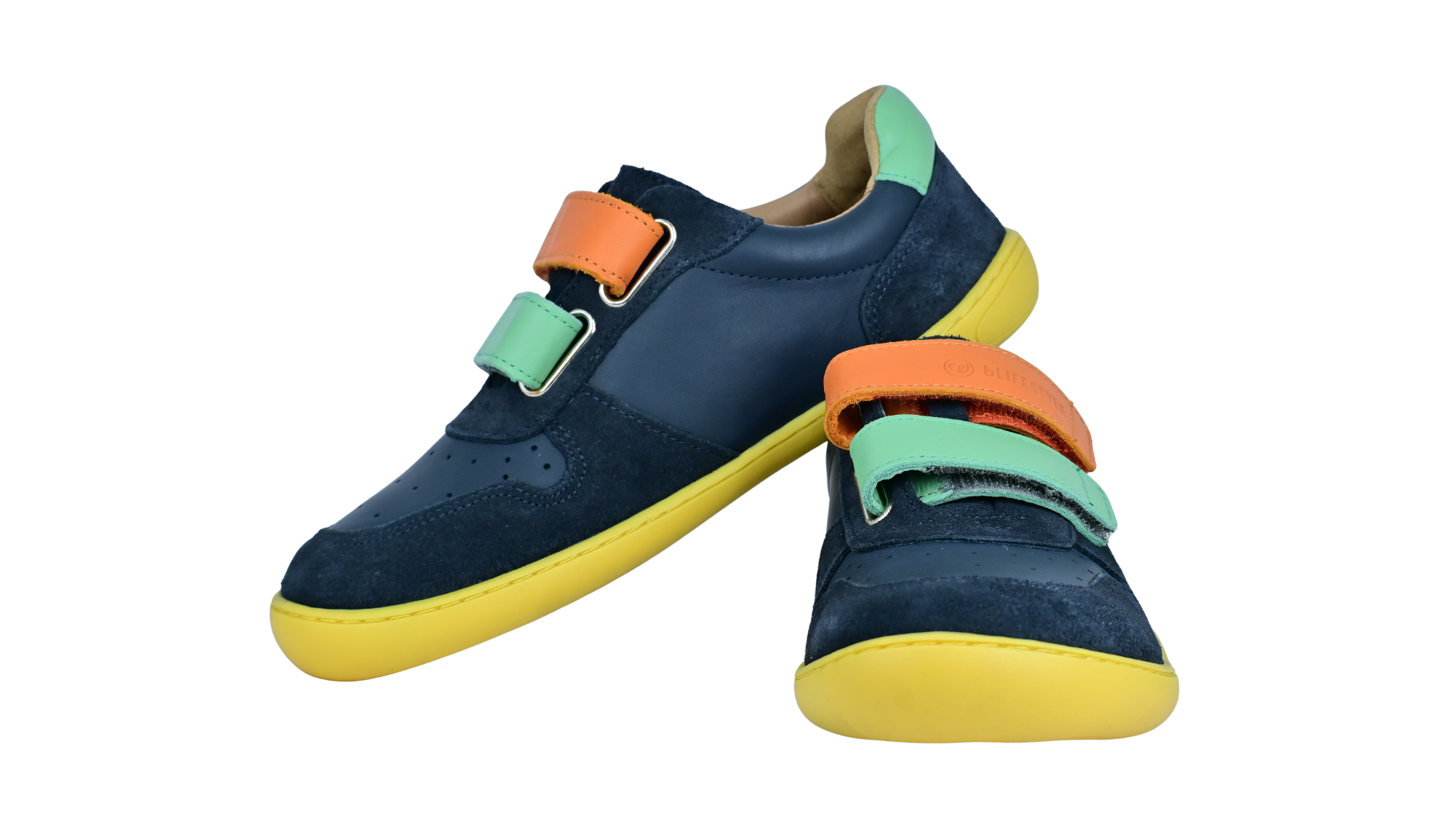 Barfußschuhe als Paar mit zwei Klettverschlüssen, breite Zehenbox, schräge Vorderansicht