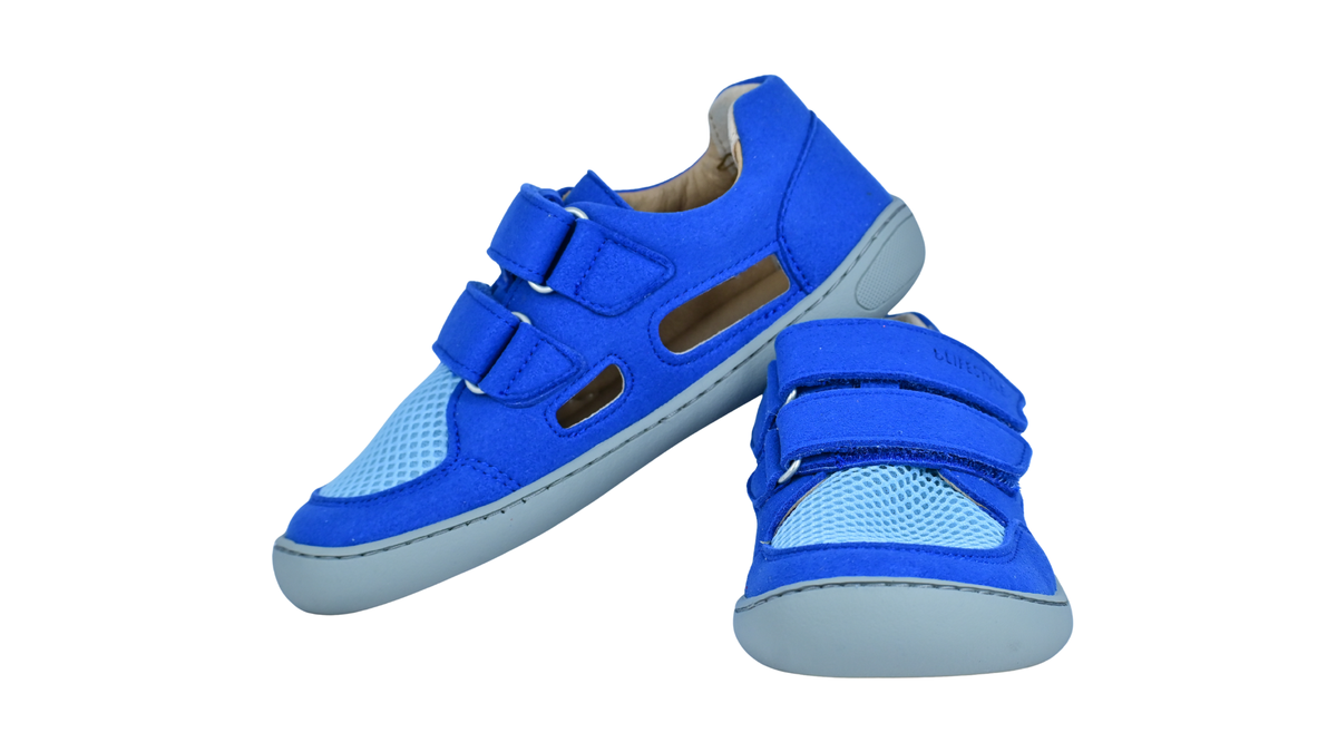 Barfußsandalen als Paar mit zwei Klettverschlüssen, breite Zehenbox, schräge Vorderansicht