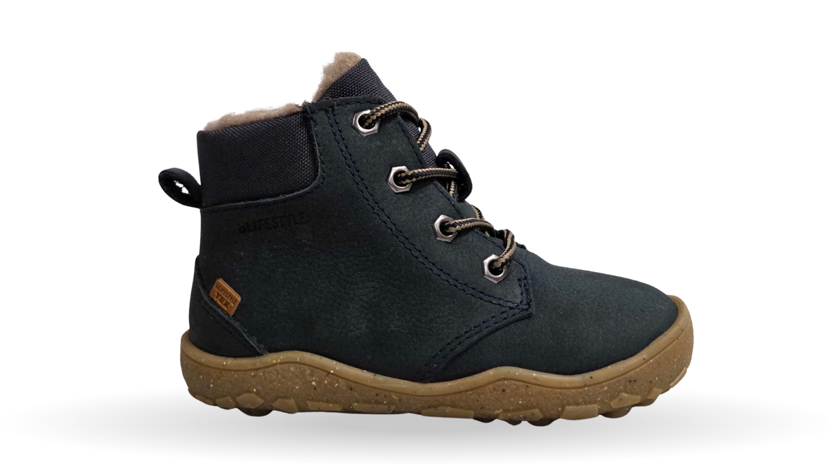 Kinder-Barfußwinterstiefel mit Schnürung, breiter Zehenbox, profilierter Sohle und geschlossener Ferse, Seitenansicht außen