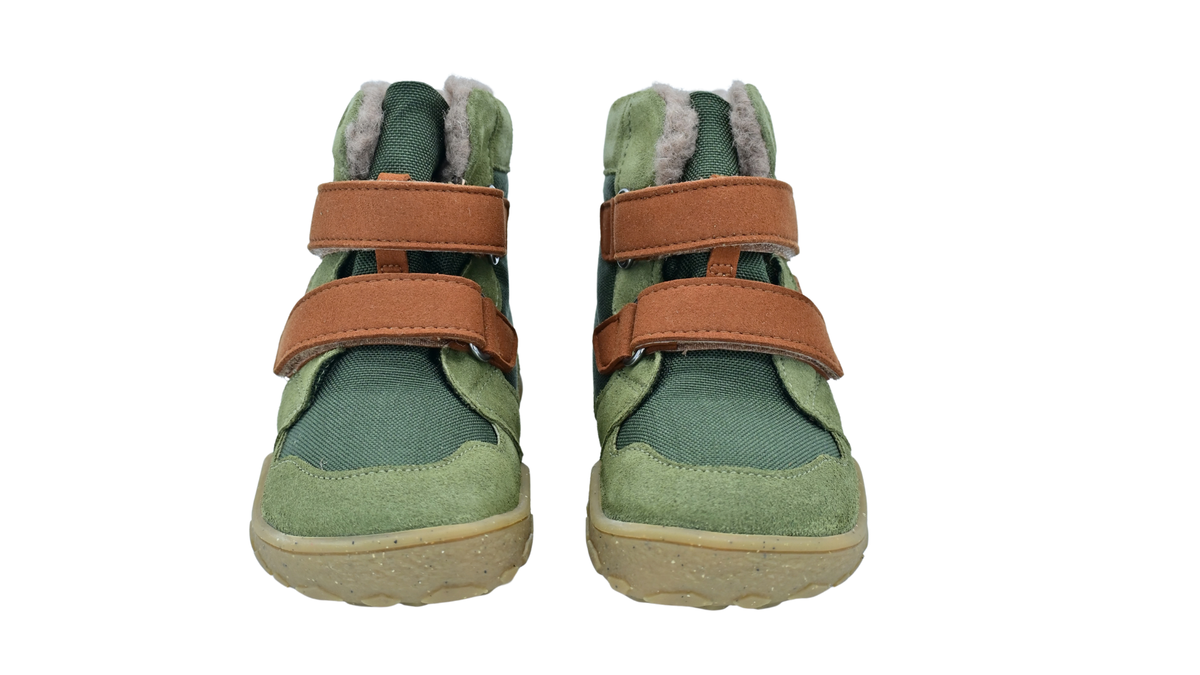 Gefütterte Kinder-Barfußstiefel als Paar mit breiter Zehenbox, zwei Klettverschlüssen und sichtbarem Futter, schräge Vorderansicht
