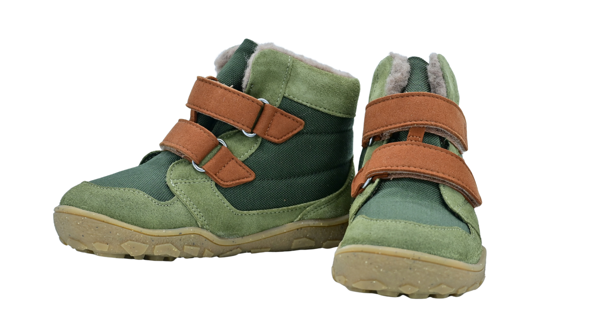 Gefütterte Kinder-Barfußstiefel als Paar mit breiter Zehenbox, zwei Klettverschlüssen und geschlossenen Zehen, schräge Vorderansicht
