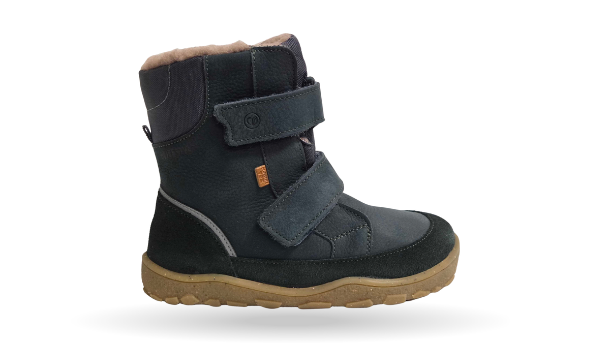 Kinder-Barfußwinterstiefel mit zwei Klettverschlüssen, hohem Schaft, geschlossenen Zehen und profilierter Sohle, Seitenansicht außen
