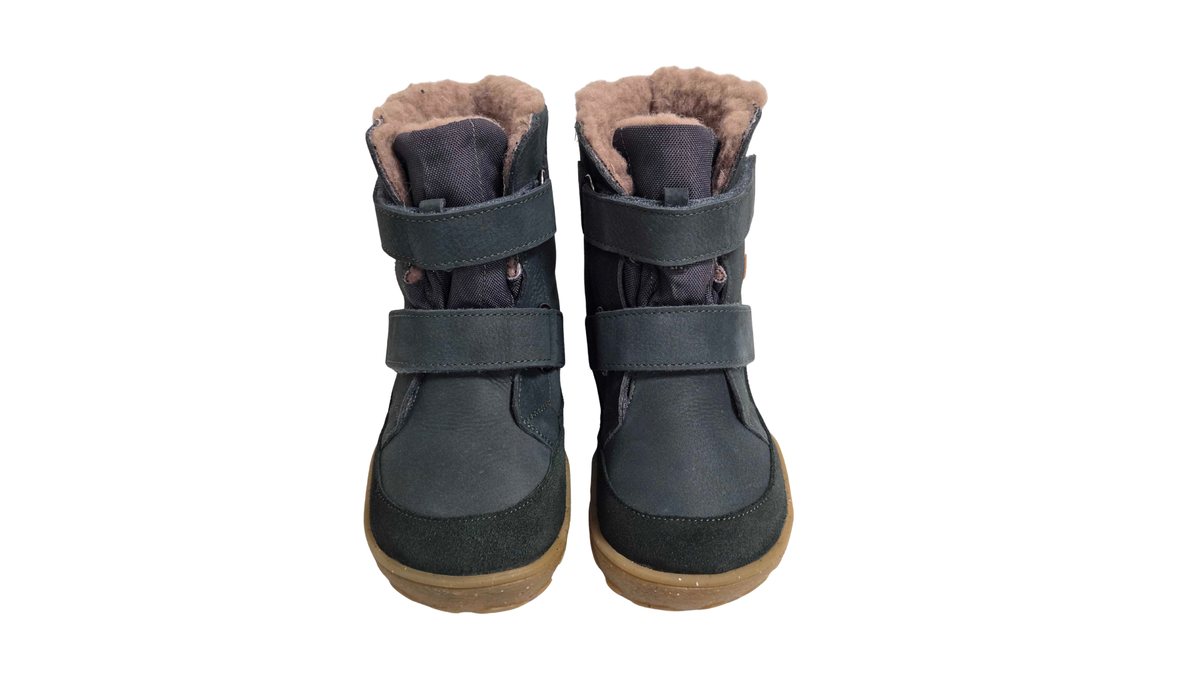 Paar Kinder-Barfußwinterstiefel mit zwei Klettverschlüssen, hohem Schaft und sichtbarem Futter, schräge Vorderansicht