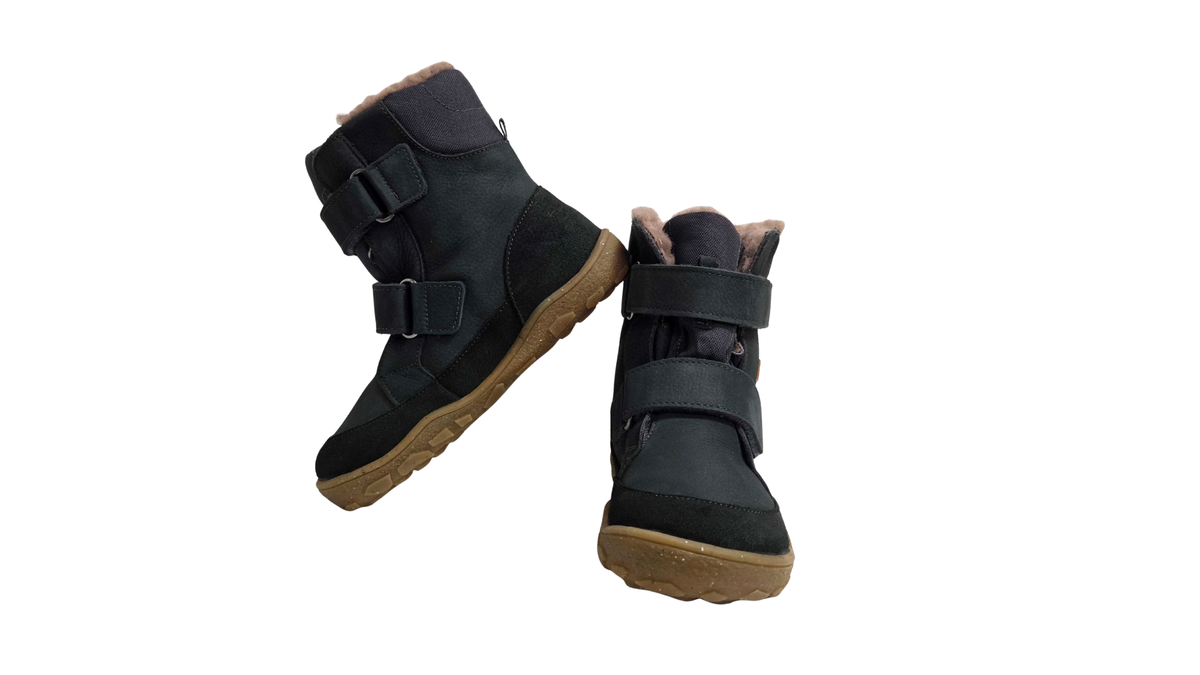 Paar Kinder-Barfußwinterstiefel mit zwei Klettverschlüssen, hohem Schaft und profilierter Sohle, Seitenansicht innen und Vorderansicht