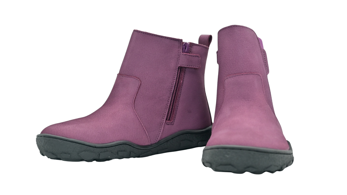 1. Barfußstiefel für größere Kinder, ein Schuh in Seitenansicht innen und ein Schuh in Vorderansicht