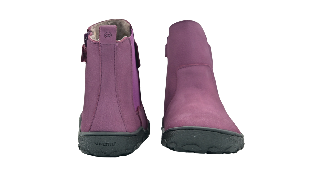 Barfußstiefel für größere Kinder, ein Schuh in Rückansicht und ein Schuh in Vorderansicht