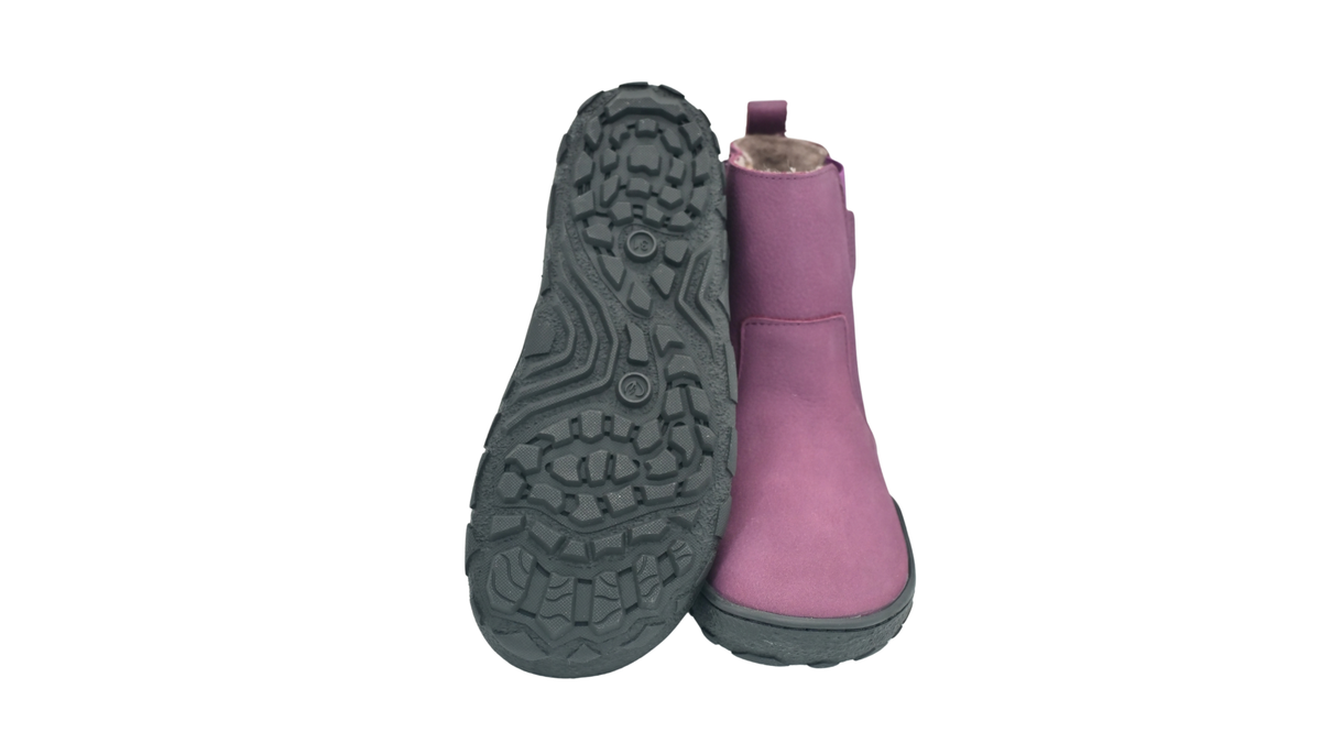 Barfußstiefel für größere Kinder mit profilierter Sohle, Ansicht von unten und Vorderansicht