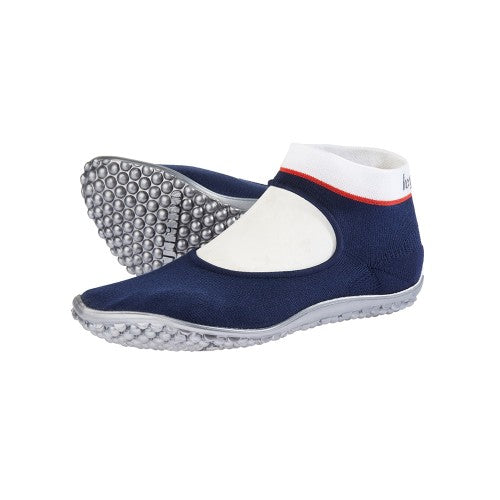 Barfußschuh mit geschlossener Zehenbox und geschlossenem Fersenbereich, elastischer Schaft ohne Verschluss, flexible profilierte Sohle, schräge Vorderansicht als Paar