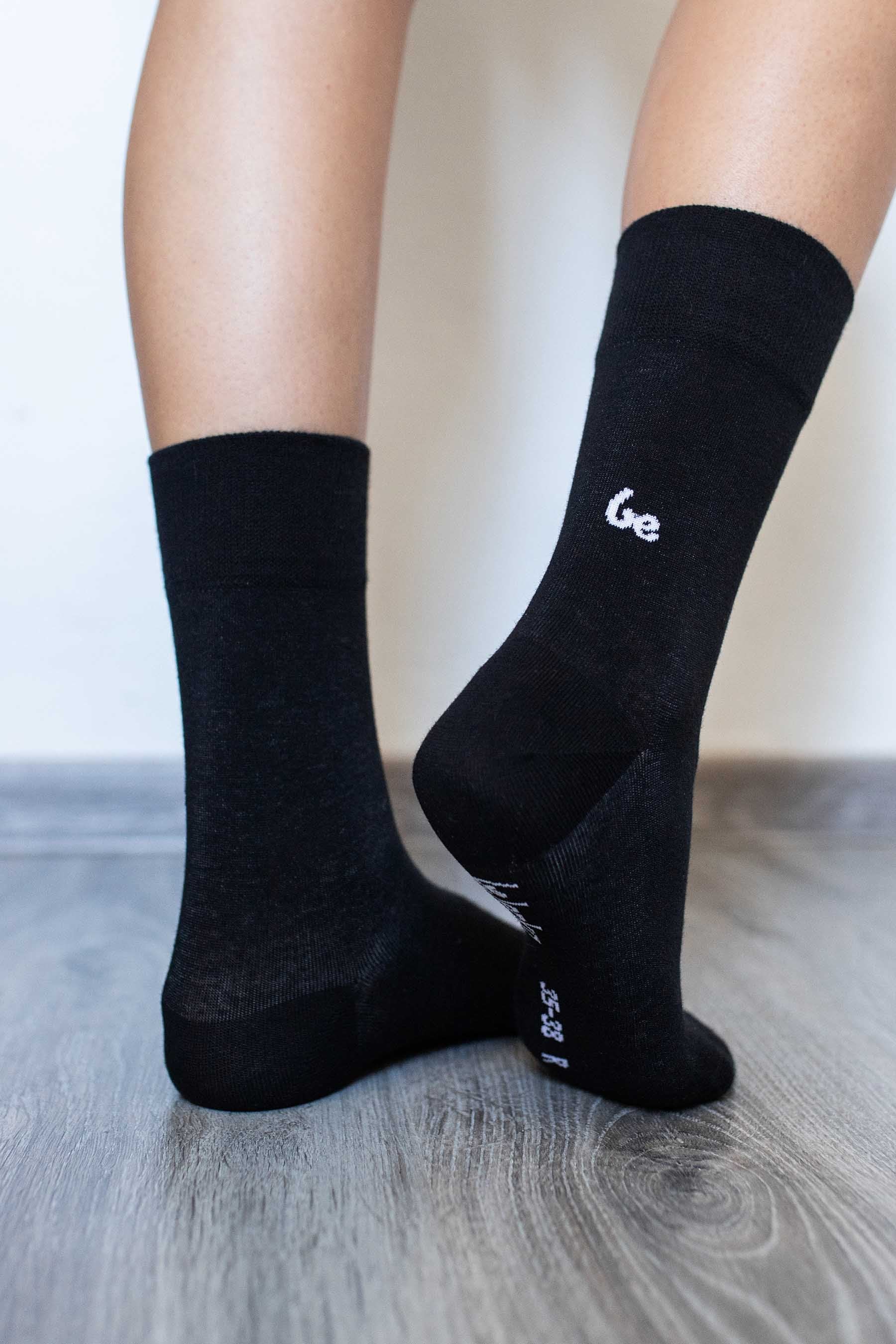 Socke für Erwachsene als Paar, enganliegend, geschlossener Zehenbereich, geschlossener Fersenbereich, schräge Hinteransicht