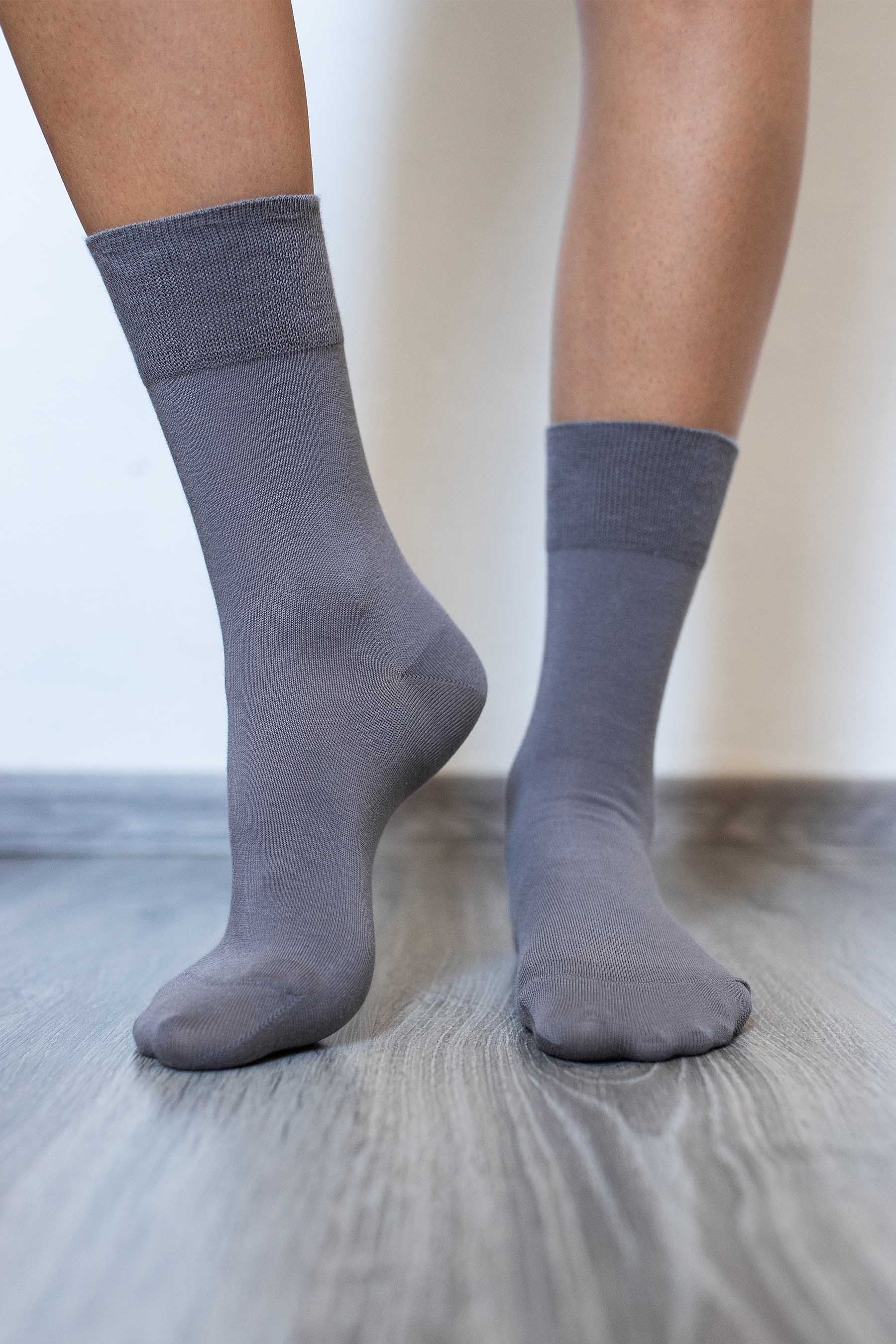 Socke für Erwachsene, enganliegend, geschlossener Zehenbereich, geschlossener Fersenbereich, Seitenansicht außen