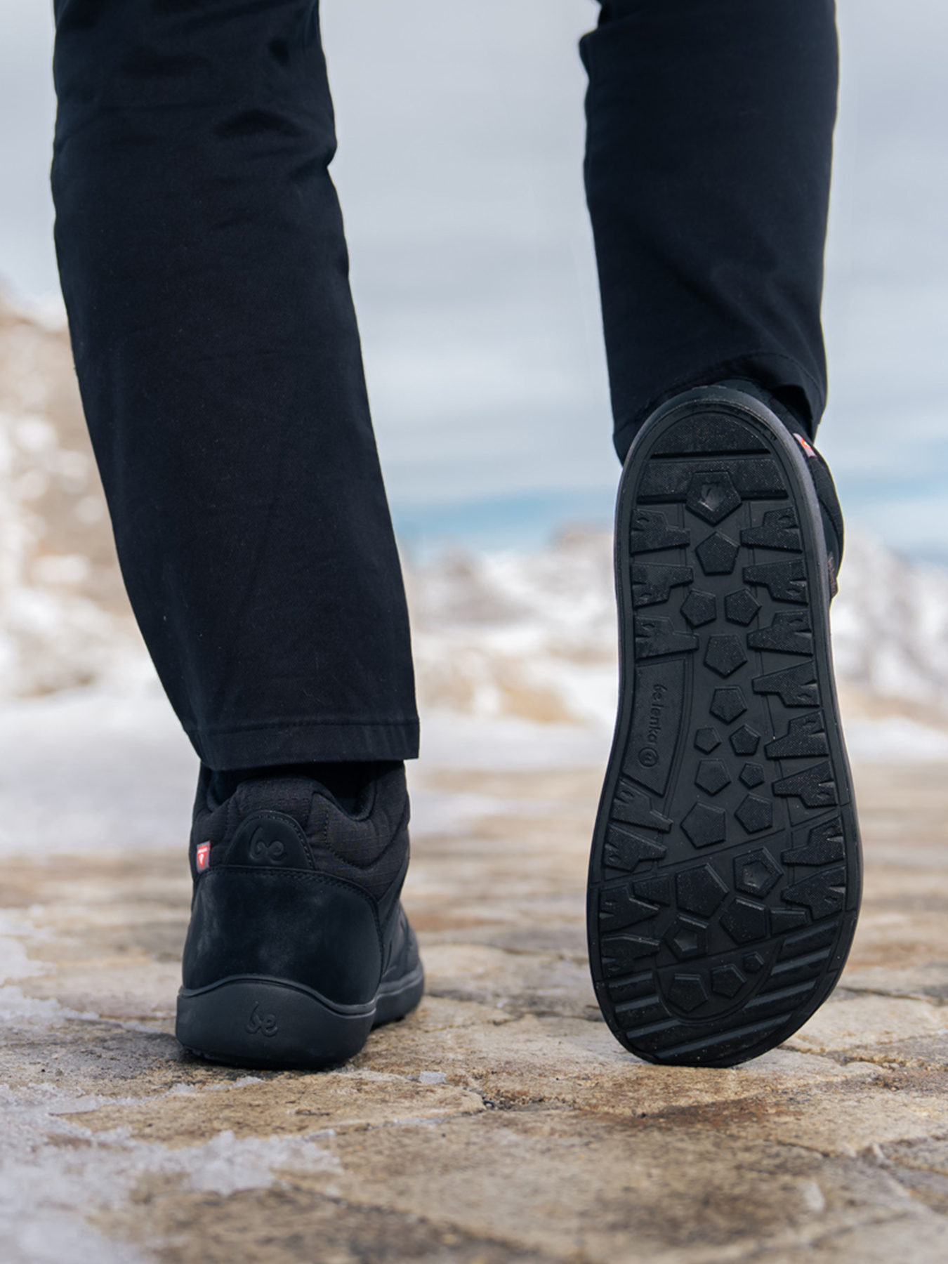 Barfußwinterschuh, Ansicht von unten. Getragene Ansicht, Sohlenprofil im Kontakt mit Untergrund sichtbar.
