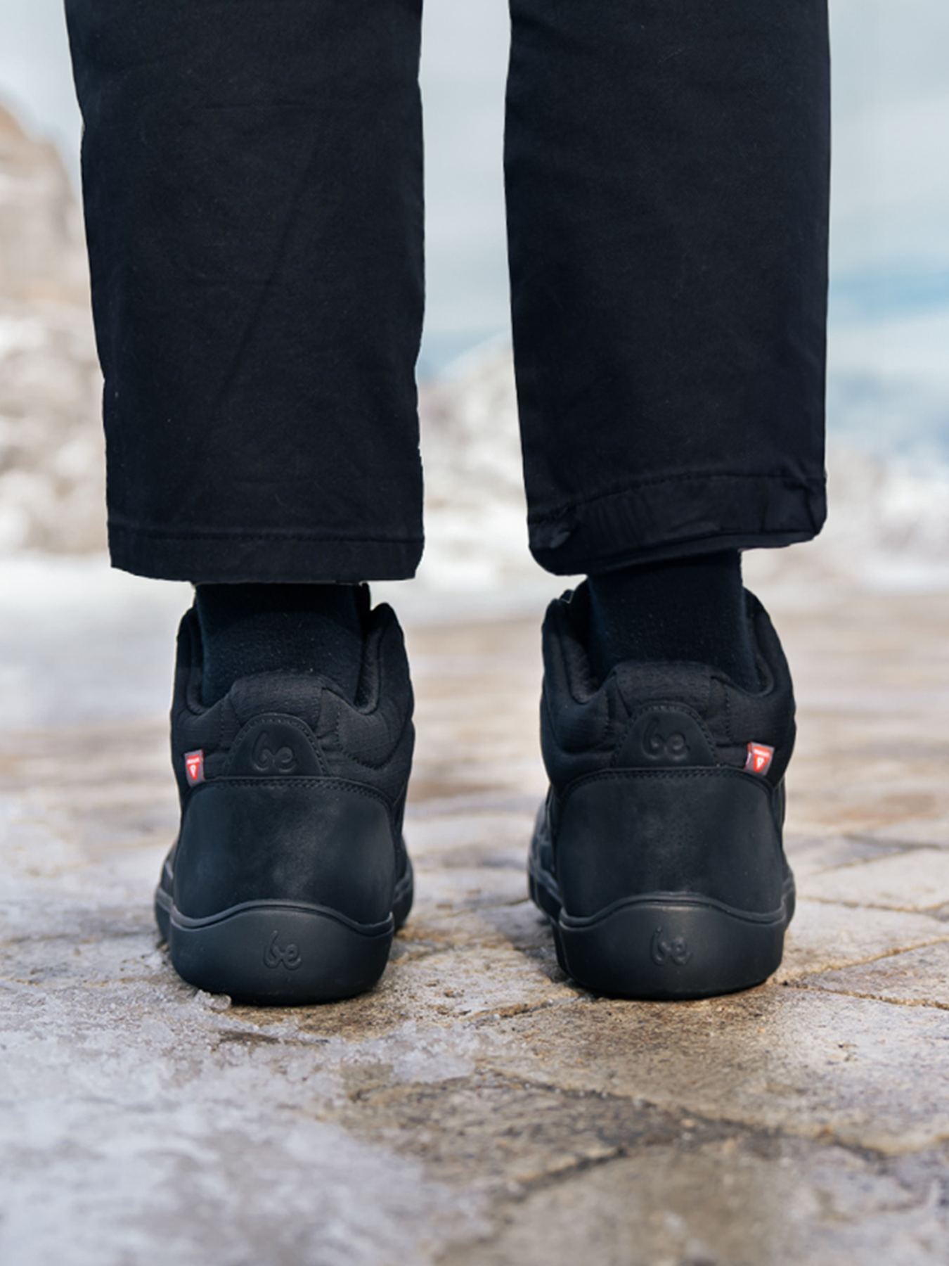 Barfußwinterschuh, Rückansicht. Getragene Ansicht, geschlossener Fersenbereich sichtbar.