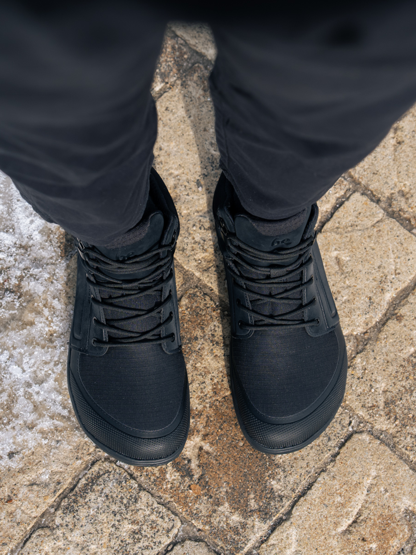 Barfußwinterschuh, Draufsicht. Getragene Paaransicht von oben.