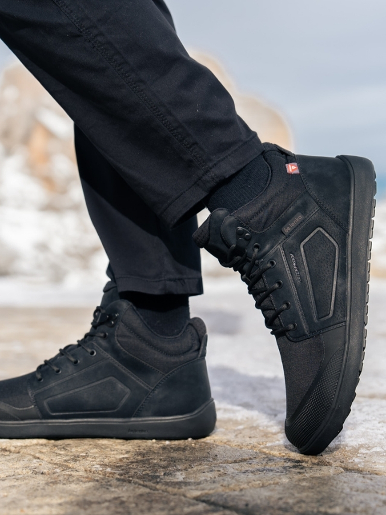 Barfußwinterschuh, Seitenansicht außen. Getragene Einzelansicht im Gehen.