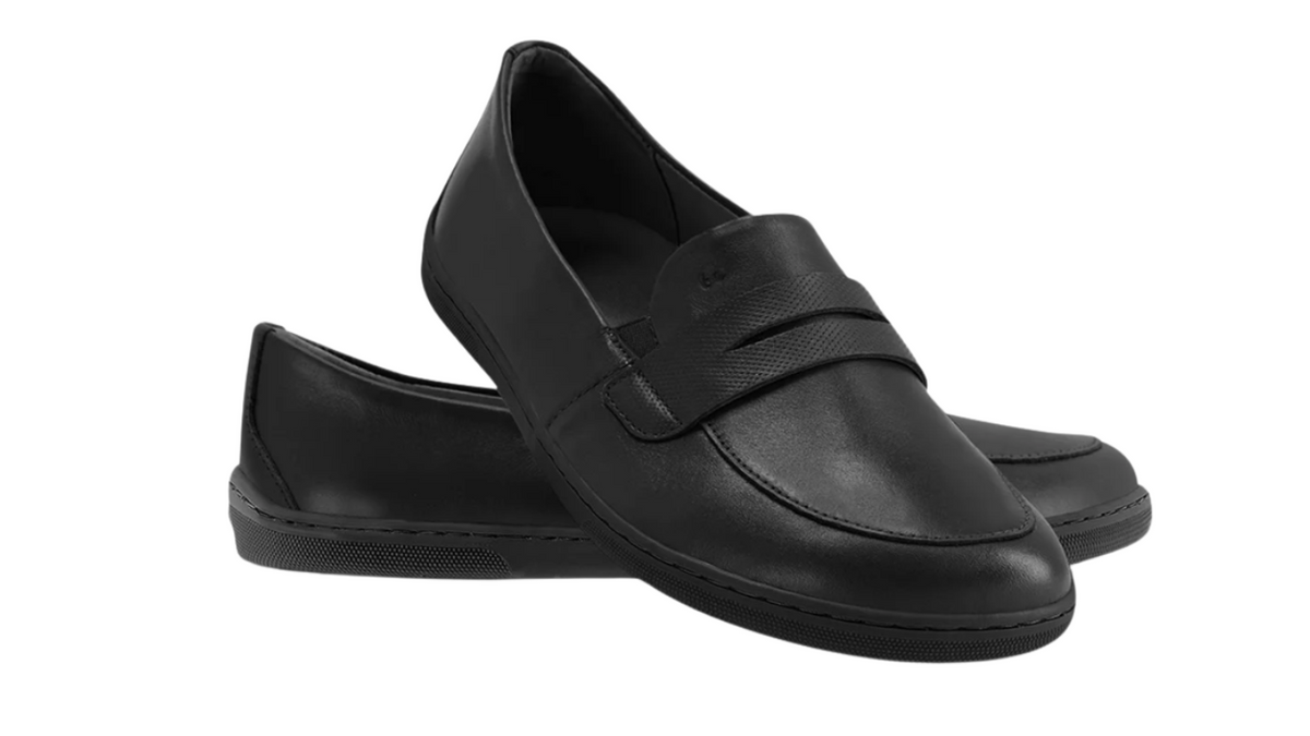 Barfußloafer, schräge Vorderansicht. Paaransicht mit geschlossener Zehenbox und flacher Sohle.