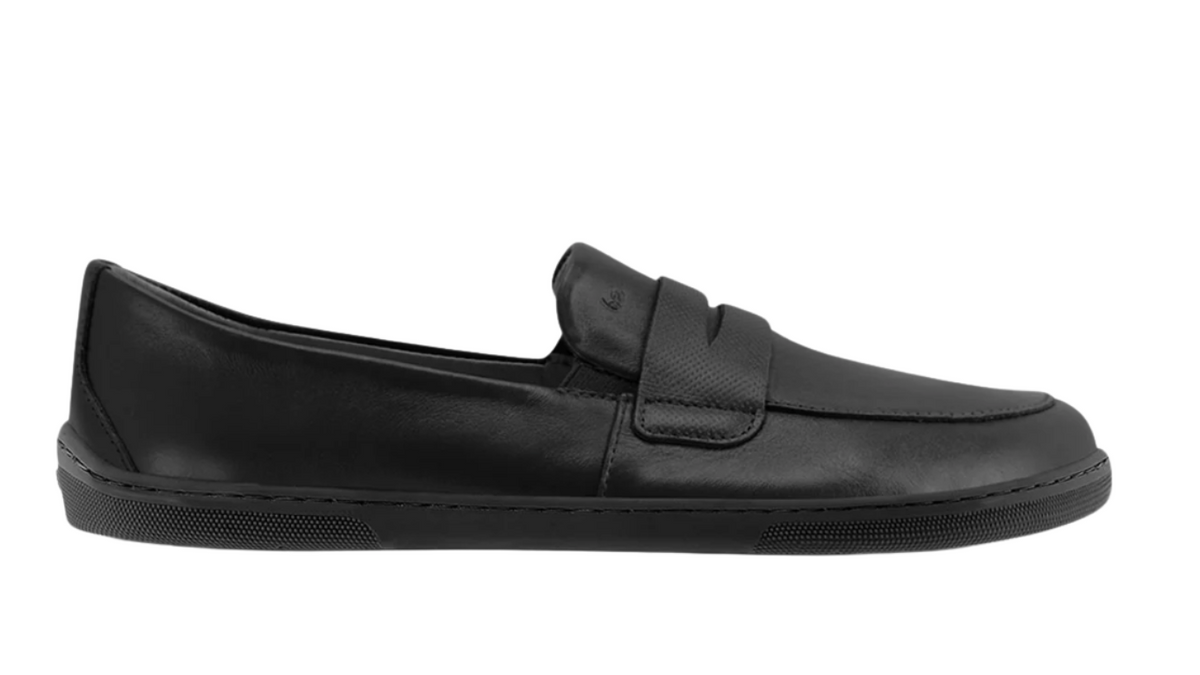 Barfußloafer, Seitenansicht außen. Flacher Schlupfschuh mit breiter Zehenbox sowie geschlossenem Zehen- und Fersenbereich.