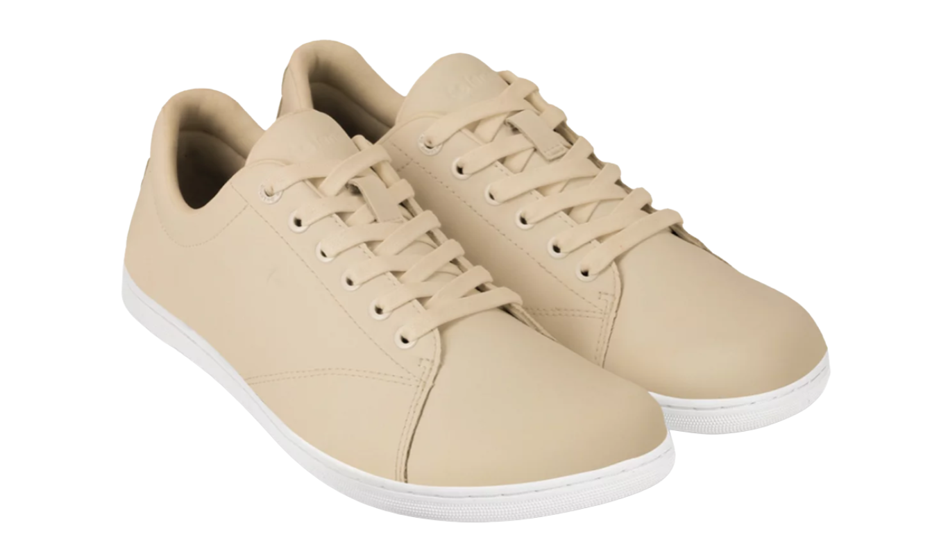 Barfußsneaker, schräge Vorderansicht. Paaransicht mit geschlossener Zehenbox, Schnürung und geschlossenem Fersenbereich.