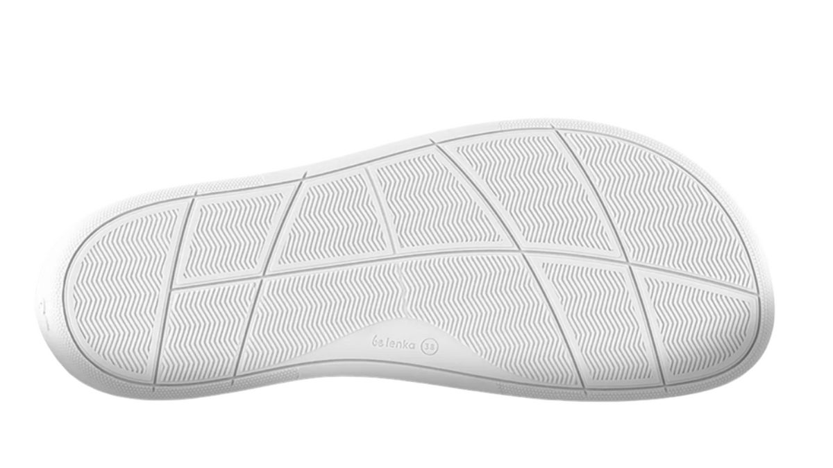 Barfußsneaker, Ansicht von unten. Einzelansicht der flachen, flexiblen Sohle mit Profilstruktur.