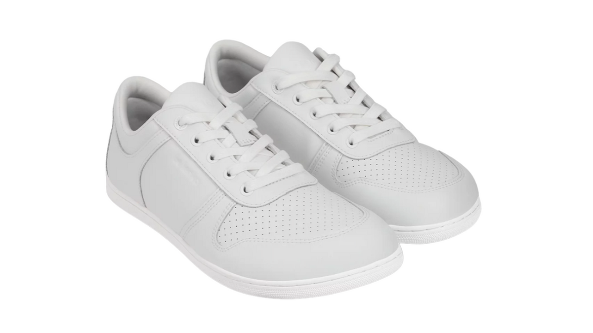 Barfußsneaker, schräge Vorderansicht. Paaransicht mit geschlossener Zehenbox und Schnürung.