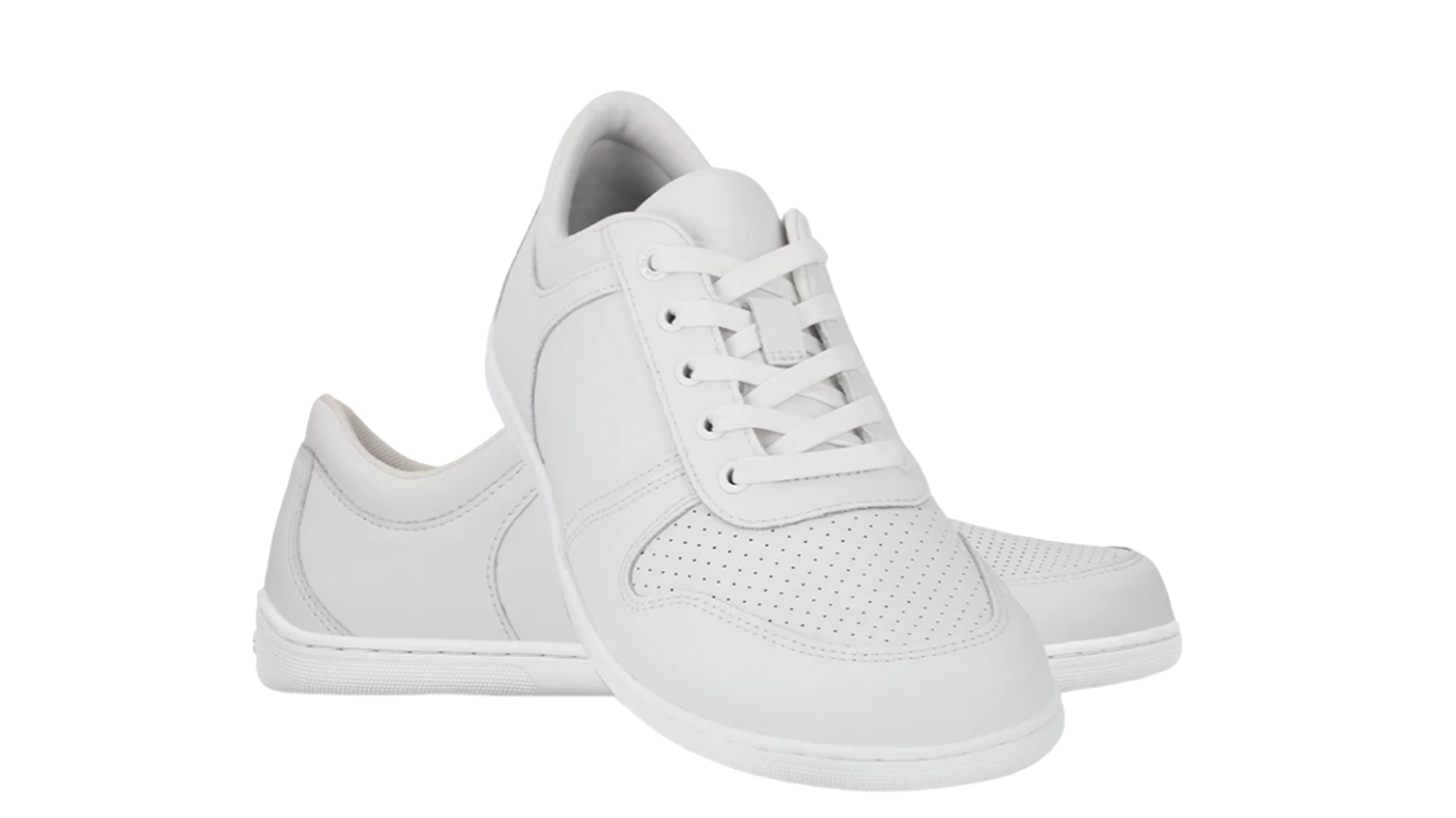 Barfußsneaker, schräge Vorderansicht. Paaransicht mit Schnürung, breiter Zehenbox und flacher Sohle.