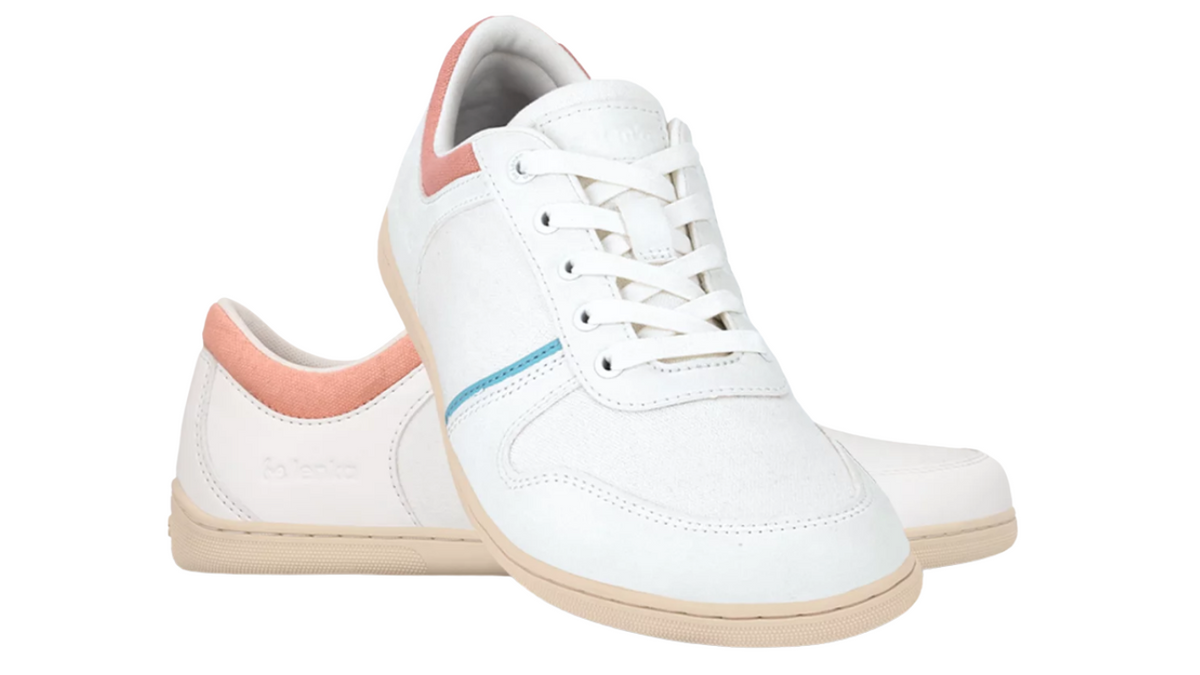Barfußschuh, schräge Vorderansicht. Paaransicht mit Schnürung und geschlossener Zehenbox.