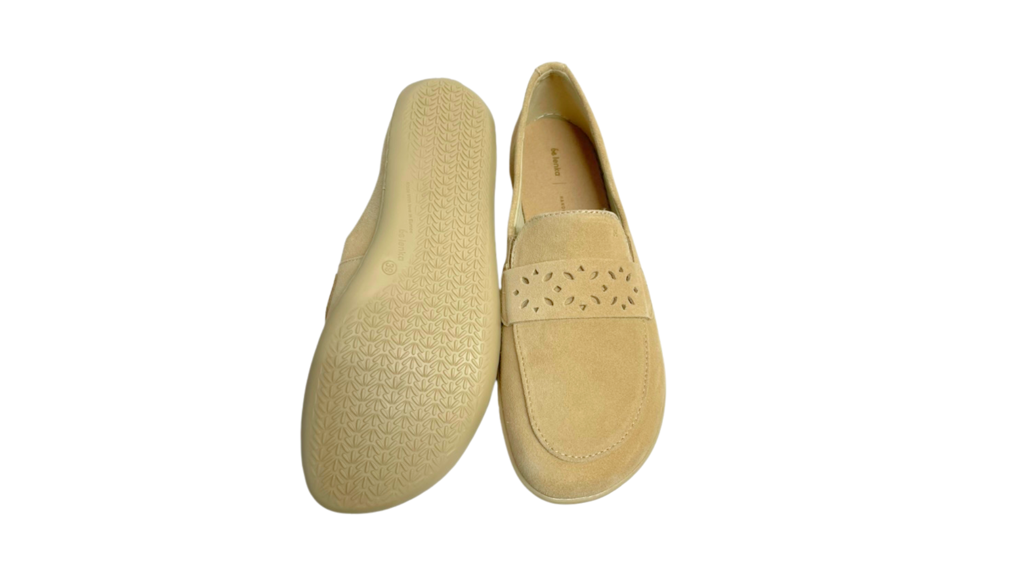 Mokassin-Barfußschuh mit verziertem Riemen, breiter Zehenbox und geschlossener Zehenpartie, Draufsicht und Ansicht von unten als Paar