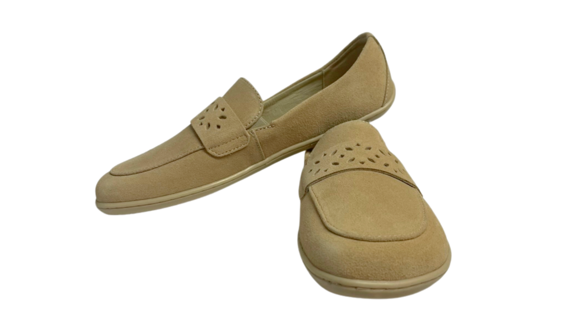 Mokassin-Barfußschuh mit verziertem Riemen, breiter Zehenbox und geschlossener Zehenpartie, Seiten- und Vorderansicht als Paar