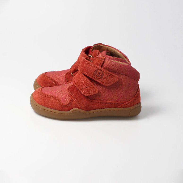 Barfußschuh für Kinder mit breiter Zehenbox, flexibler Sohle und Klettverschluss, knöchelhoch, Seitenansicht außen.