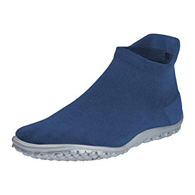 Barfußschuh mit geschlossener Zehenbox und geschlossenem Fersenbereich, elastischer Einstieg ohne Verschluss, flexible profilierte Sohle, Seitenansicht außen