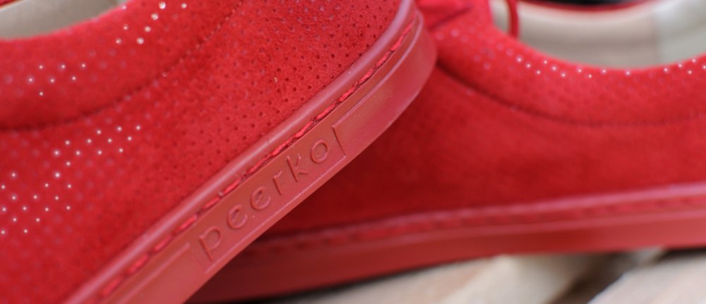 Barfußschuh mit Schnürverschluss und flacher Sohle, Detail von Obermaterial und Schnürung, Detailansicht