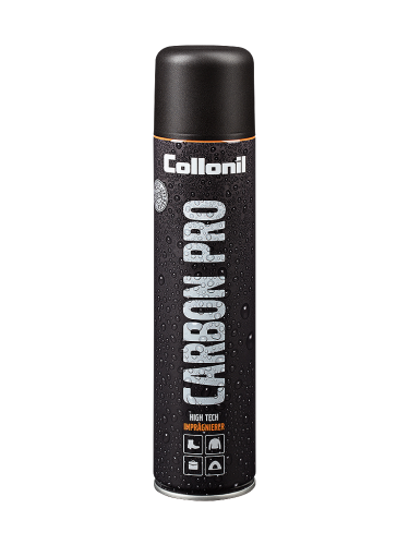 Sprühdose „Collonil Carbon Pro“, schwarze Dose mit schwarzem Deckel, orangefarbener Akzent am oberen Rand, Produktname vertikal auf dem Etikett, kleine Piktogramme für Materialien am unteren Bereich, freigestellt vor weißem Hintergrund.