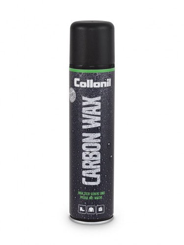 Sprühdose mit der Aufschrift „Collonil Carbon Wax“, zylindrische Form, schwarzer Deckel, Produktname vertikal auf dem Etikett, mehrere Materialsymbole am unteren Rand, freigestellt vor weißem Hintergrund.