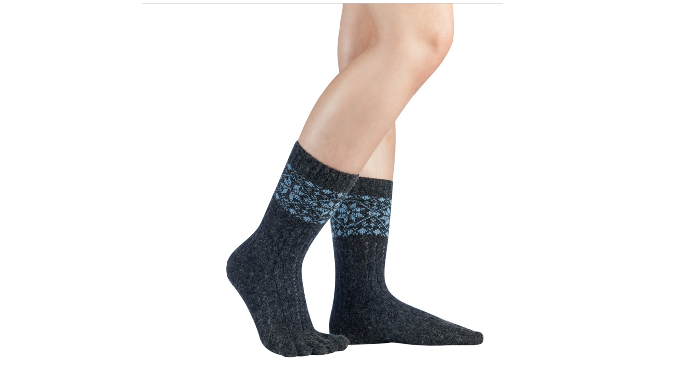 Barfußsocken für Kinder mit einzelner Zehenführung, wadenhoher Schaft, geschlossene Zehen, schräge Vorderansicht als Paar, am Fuß getragen