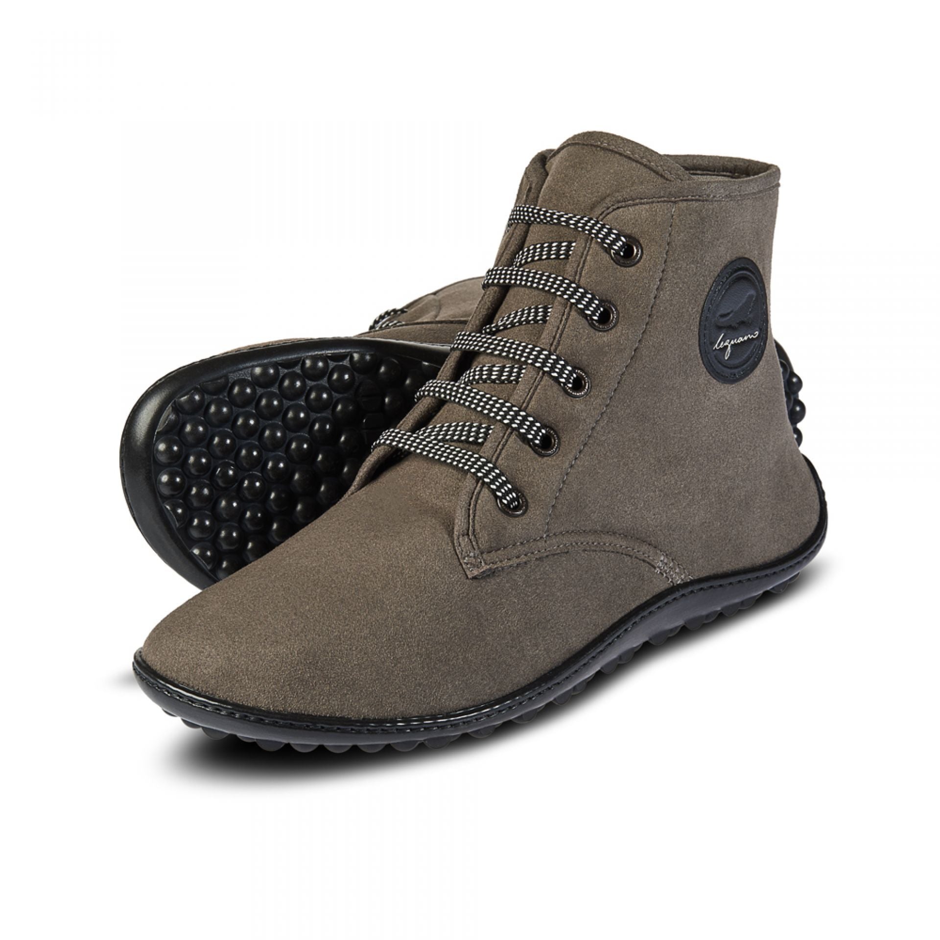 Barfußschuh mit Schnürsenkeln, geschlossener Zehenbox und geschlossenem Fersenbereich, flexible profilierte Sohle, schräge Vorderansicht als Paar