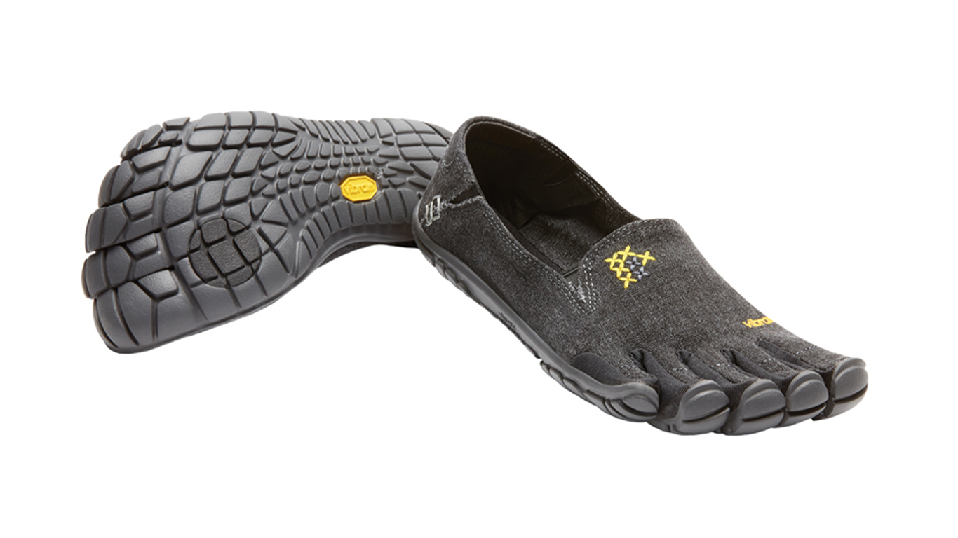 Barfußschuh für Erwachsene ohne Verschluss mit fünf einzelnen Zehenkammern und profilierter Sohle als Paar, schräge Vorderansicht