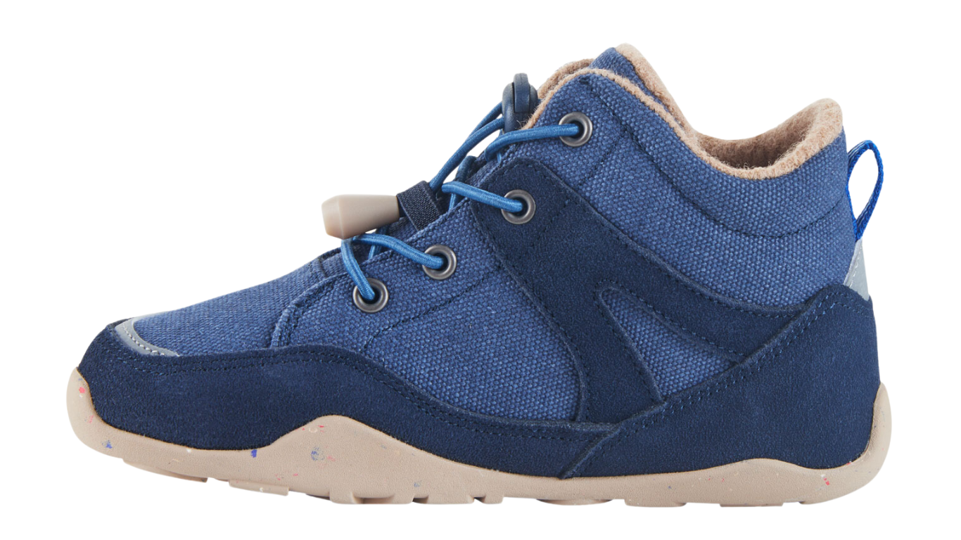Barfußschuh mit Schnürung, geschlossene Zehen und geschlossener Fersenbereich, Seitenansicht innen