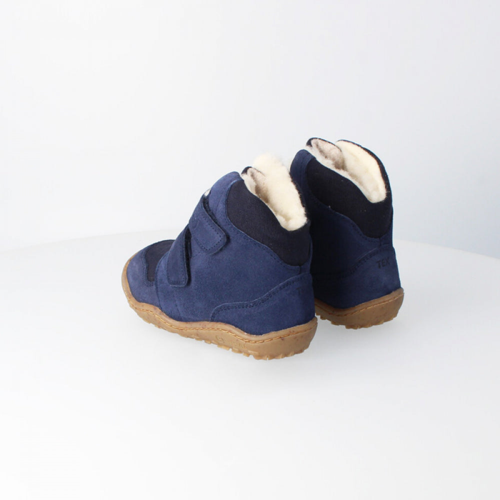 Barfußwinterstiefel für Kinder als Paar mit geschlossener Ferse und gepolstertem Schaftrand, Rückansicht.