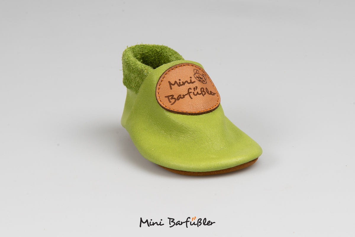Barfußhausschuh für Kinder mit geschlossener Zehenbox und geschlossenem Fersenbereich, elastischer Einstieg ohne Verschluss, flexible Sohle, schräge Vorderansicht