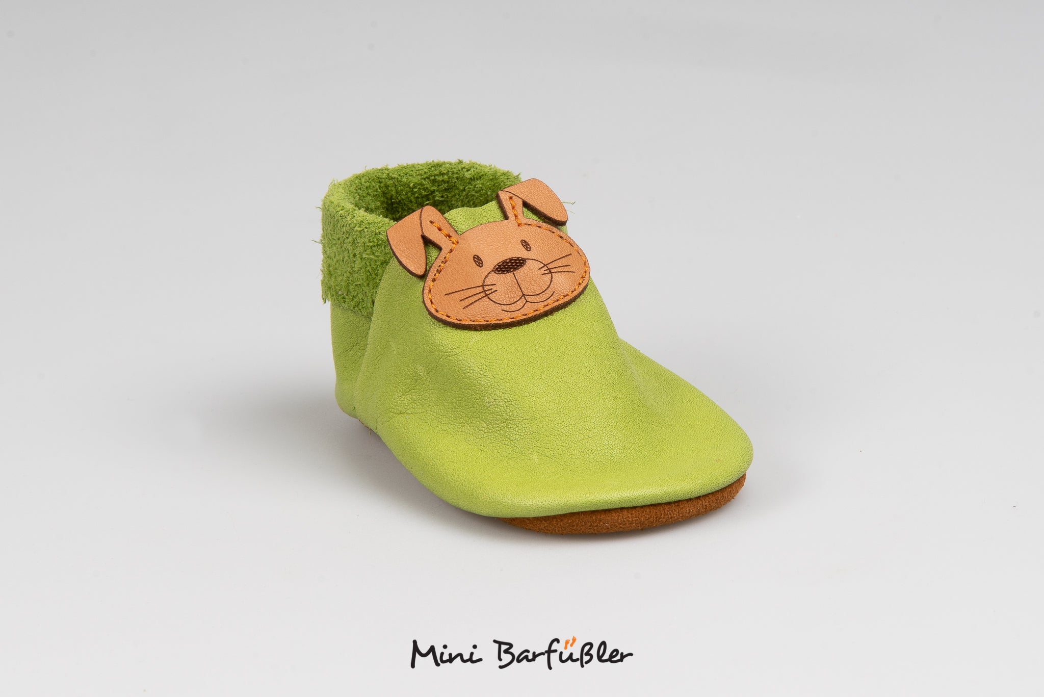 Barfußhausschuh für Kinder mit geschlossener Zehenbox und geschlossenem Fersenbereich, elastischer Einstieg ohne Verschluss, flexible Sohle, schräge Vorderansicht