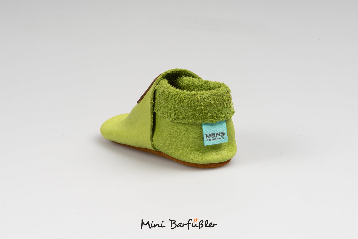 Barfußhausschuh für Kinder mit geschlossener Zehenbox und geschlossenem Fersenbereich, elastischer Einstieg ohne Verschluss, flexible Sohle, Rückansicht