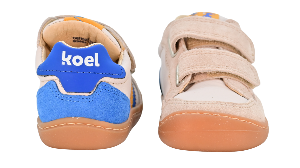 Barfußschuh für Kinder, geschlossene Zehenpartie, geschlossener Fersenbereich, zwei Klettverschlüsse, seitliche Streifen, Ziernähte im Seitenbereich, flache Sohle, Rück- und Vorderansicht, Paar